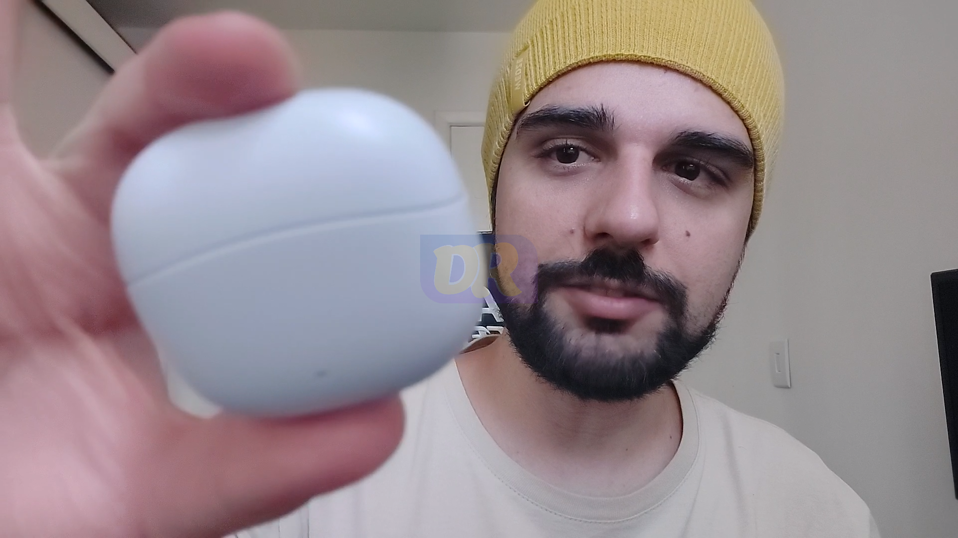 Edifier W100T e seu estojo de carregamento na cor branco gelo